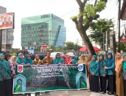 Ibu-Ibu TP PKK Kelurahan Baru Berbagi Takjil di Bulan Ramadan