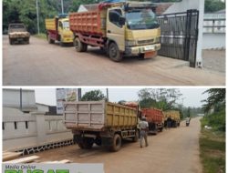 Banyaknya Truk Bermuatan Matrial yang Melintasi depan Kantor Desa Cipecang, membuat jalan menjadi Kotor dan Berdebu. 